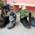 Rellena tus antiguas botas de tierra y mete un cactus dentro