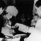 Sus padrinos, Doña Cristina y Don Alfonso de Borbón sujetan a la infanta Cristina el día de su bautizo, el 22 de junio de 1965.