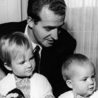 Cristina, con sólo algunos meses, junto a su hermana y su padre.