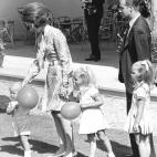 Cristina de Borbón junto a sus padres, su hermano Felipe y su hermana Elena, a finales de los 60.