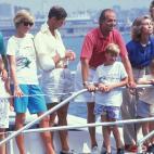 Constantino de Grecia, Diana de Gales, Carlos de Inglaterra, el príncipe Guillermo y su hermano Enrique junto a los Reyes y las infantas, en Mallorca en 1990.