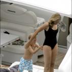 La infanta juega con su hijo Juan en un yate en Mallorca, verano de 2006.