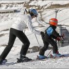 Cristina empuja a su hijo Miguel en Baqueira, diciembre de 2007.