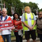 Otro reducido grupo "pro-Trump", careta incluida