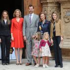 La Reina acompañada por los Príncipes de Asturias y las infantas Elena, Cristina, Leonor y Sofía, el domingo de Resurrección, en abril de 2011.