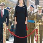 La infanta Cristina durante la entrega de la enseña nacional al regimiento de guerra electrónica de Sevilla, en 2011.