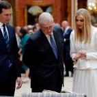 Ivanka Trump y su marido, Jared Kushner, con el príncipe Andrés