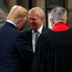 El príncipe Carlos saluda a Donald Trump