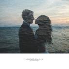 "Martine y Jim no sólo son guapos, sino que son dos bellísimas personas. El día de su boda, al atardecer, decidimos hacer unos retratos. Después de haber hecho unas cuantas tomas normales pensé que quería hacer algo diferente. Así que cre...