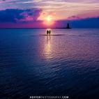 "Escoger una imagen favorita es siempre imposible para un fotógrafo. Solemos tender a plasmar las cosas que amamos. En este caso, el espíritu de aventura, una luz genial y el tiempo cálido. Tomamos esta en un banco de arena en Delaware (Estad...