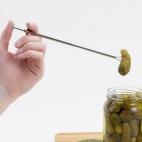 Los tenedores no son suficientemente buenos para los pepinillos. Eso explica por qué hay una herramienta hecha sólo para pescarlos.