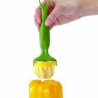 Tienes dos opciones: utilizar el cuchillo o recurrir a esta herramienta hecha sólo para eso.