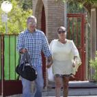 La cantante, saliendo de la cárcel de Alcalá de Guadaira junto a su hermano Agustín.
