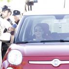 La cantante, saliendo de la cárcel de Alcalá de Guadaira junto a su hermano Agustín.