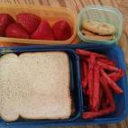 "Comí un sándwich de mantequilla de cacahuete y mermelada en pan de trigo y miel, fresas frescas, galletas de chocolate y chips Takis Fuego"