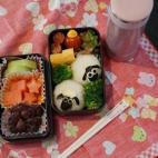 "Las bolas de arroz de la Oveja Shaun están hechas con arroz, algas y queso. Los arbustos son de brócoli, y el resto de partes son huevos fritos, salchichas, pimientos chinos fritos, carne y frutas (kiwi, sandía y uvas). Suele ser más o men...