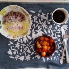 "Cerdo, puré de patatas con queso gratinado y un poco de ketchup. Como acompañamiento, ensalada de tomates cherry con mucho vinagre balsámico y un poco de caldinho de feijão (sopa de judías negras). En lo que suelo comer cuando estoy en cas...