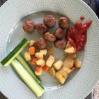 "Albóndigas y patatas fritas, con pepino y ketchup. No me gustan demasiado las patatas, pero tenemos que comérnoslas porque son sobras del día anterior".
