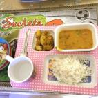 "Pulses (judías), arroz y gajos de patata, con un poco de ensalada verde".