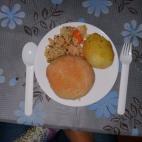 "Tomo arroz con verduras, una patata asada y un bollo de pan casero. El arroz y las verduras eran sobras de la cena que mi abuela y mi tía cenaron juntas la noche anterior. Era como si estuviera salto pero sin estar frito. La patata asada la h...