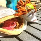 "Mi almuerzo fue falafel en pan de pita con cebollitas y salsa de chile, con batatas de acompañamiento. Fue bastante raro porque ese día compramos la comida en un food truck. Normalmente suelo comer cosas como pasta, tacos o sushi vegetariano".