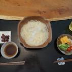 "Fideos japoneses somen y sopa para los fideos, pepino, tomate, huevo frito, y chikuwa (salchichas de pescado). El pepino y el tomate son de mi patio. ¡Lo raro que el tomate esté en mi plato! A veces lo pone mi madre".