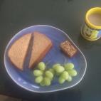 "Un sándwich de mantequilla de cacahuete (sin mermelada, no me gusta la mermelada), uvas, bizcocho de plátano y batido de chocolate. Como mantequilla de cacahuete casi todos los días para almorzar o cenar. Normalmente no tomo bizcocho de plá...