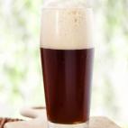 Estas cervezas con sabor más fuerte contienen menos alcohol que las variedades de color claro y niveles más altos de hierro y flavonoides. Otro beneficio: Además de tener unas 25 calorías menos que las otras, las stouts suelen tener más cue...