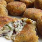 Se preparan con cecina, alga wakame deshidratada y bechamel. Puedes ver la receta en Cookpad.