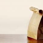 No son tan inocentes como parecen. Sean de papel o de plástico, mantenlas fuera del microondas. La USDA señala que "No son saludables, pueden causar un fuego y emitir gases tóxicos. El calor intenso puede provocar la ignición de una bolsa o ...