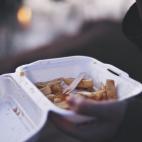 Muchos habréis oído esto antes, pero para aquellos que sigáis recalentando vuestra comida para llevar en el microondas, tened en cuenta lo siguente: el poliestireno es un tipo de plástico. Y el plástico no va bien con el microondas a menos ...