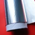 Solo queremos estar seguros de que has entendido completamente que cualquier metal, incluso el papel de aluminio que usas para cubrir la comida sobrante, no debe meterse en el microondas. Podría empezar un fuego ahí dentro.