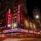 El teatro más famoso de Estados Unidos y uno de los más famosos del mundo no deja indiferente a nadie. El Radio City Music Hall, en plena Sexta Avenida, debe visitarse de noche. Sus ya míticas luces de neón reciben a sus espectadores desde p...
