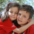 Victoria Federica y su hermano Froil&aacute;n en los jardines de la Zarzuela en 2007.