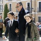 Victoria Federica junto a su padre Jaime de Marichalar y su hermano Froil&aacute;n en el funeral de su abuela paterna, la Condesa de Ripalda, en marzo de 2014.