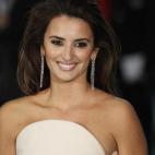 Con escote blanco en forma de abanico.