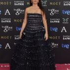 Con vestido azul noche de Oscar de la Renta