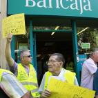 Medio centenar de 'yayoflautas' ha ocupado hoy en Barcelona una oficina de Bancaja, entidad perteneciente a Bankia, para exigir responsabilidades al exresponsable de la entidad, Rodrigo Rato, por su gestión al frente del banco.