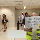 Miembros del colectivo 'yayoflautas' han protestado, esta mañana, en la sede de Bancaja, entidad perteneciente a Bankia, para exigir responsabilidades en esta entidad financiera y denunciar el 'escándalo' que supone 'dar 24.000 millones' de di...