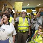 Medio centenar de 'yayoflautas' han ocupado hoy en Barcelona una oficina de Bancaja, entidad perteneciente a Bankia, para exigir responsabilidades al expresidente del banco, Rodrigo Rato, por su gestión al frente del banco.