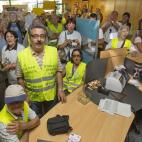 Medio centenar de 'yayoflautas' han ocupado hoy en Barcelona una oficina de Bancaja, entidad perteneciente a Bankia, para exigir responsabilidades al expresidente del banco, Rodrigo Rato, por su gestión al frente del banco.