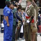 Al final del acto ha abandonado la tribuna, apoyado en una muleta, para saludar a familiares de miembros del Ejército muertos en acto de servicio.