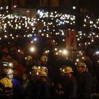 Una marea humana ha recorrido durante dos horas, y de manera pacífica, las principales avenidas de León ataviada en la indumentaria propia de los mineros: con un mono gris, un casco y la linterna en la cabeza.