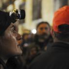 La emoción ha podido con muchos manifestantes, como la mujer de la imagen.