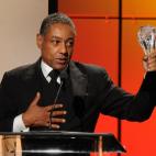 El actor Giancarlo Esposito agrede el premio ante los asistentes.
