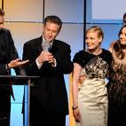 Los protagonistas de la serie suben a recoger su premio.