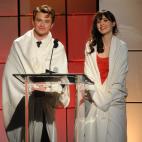 Los actores Chris Colfer y Zooey Deschanel durante la gala.