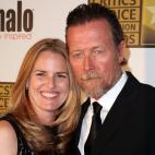 Barbara Patrick y Robert Patrick posan ante el photocall.