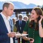 5c8b2933240000f404a43f08