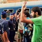 Un refugiado protesta ante la policía por el desalojo de la estación.